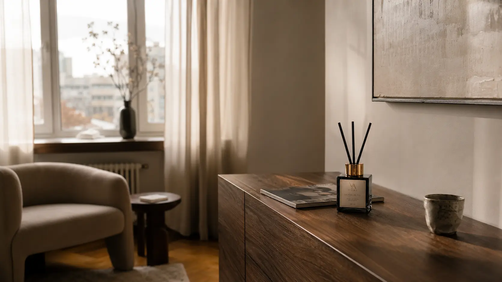 Робочий стіл VA HOME з формульними нотатками та ароматами